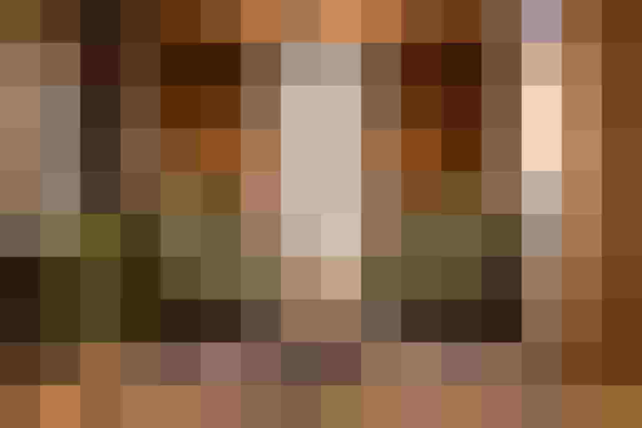 Gemütliche Hotellounge mit zwei grünen Sesseln, Holzwänden und modernem Dekor