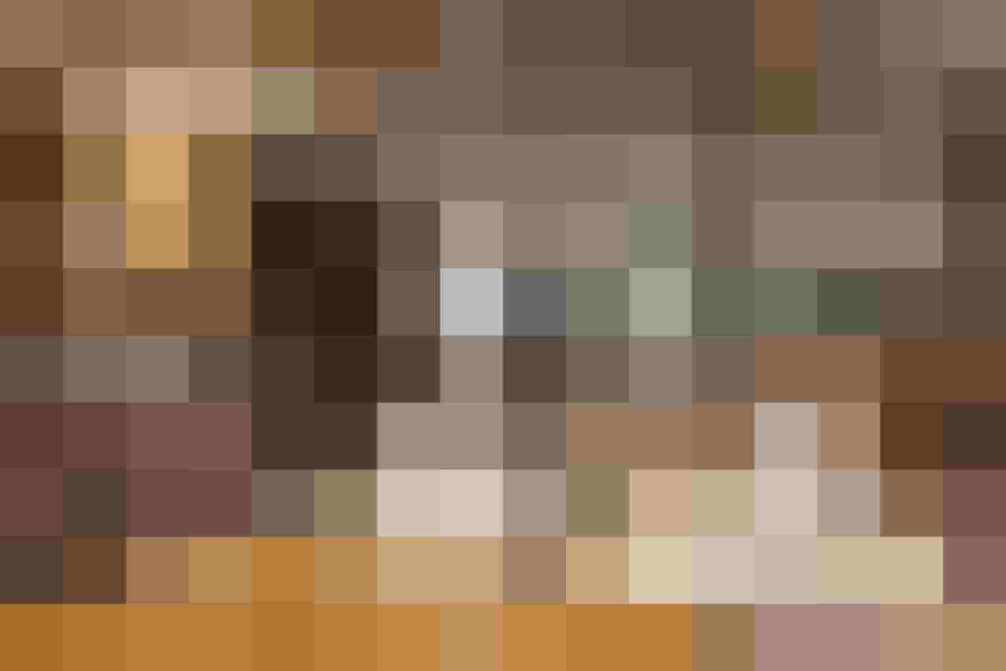 Modernes Hotelrestaurant mit gedeckten Tischen, gemütlicher Atmosphäre und Blick zur Bar