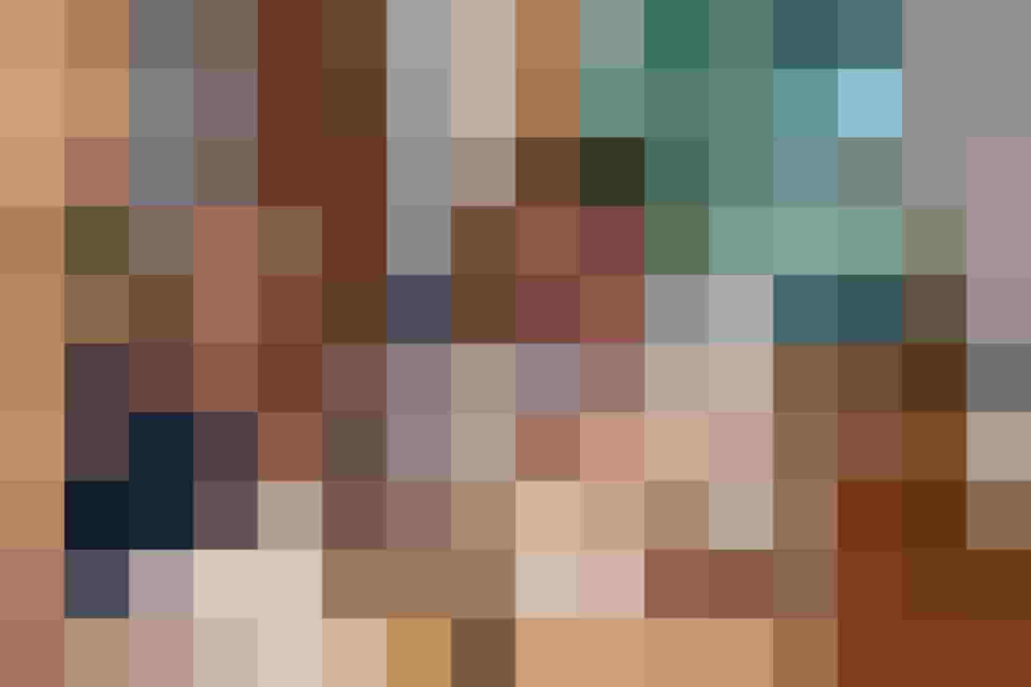 Paar beim Abendessen im gemütlichen Hotelrestaurant mit Kerzenlicht und Holzeinrichtung