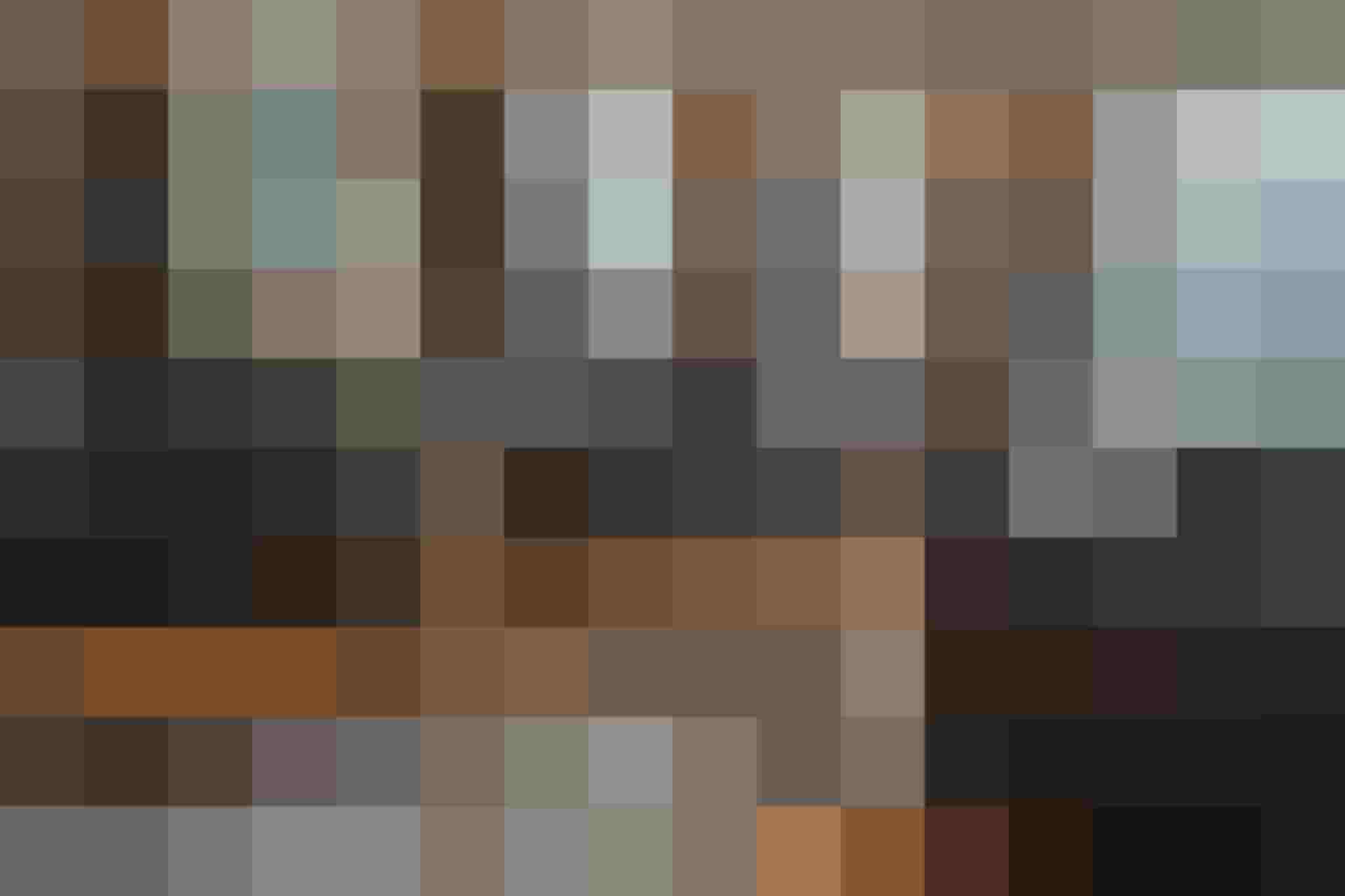 Moderner Ruheraum mit großen Liegen und Panoramablick auf die Alpen