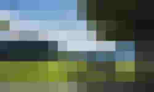 Zwei Radfahrer mit E-Bikes vor grüner Berglandschaft bei Windischgarsten