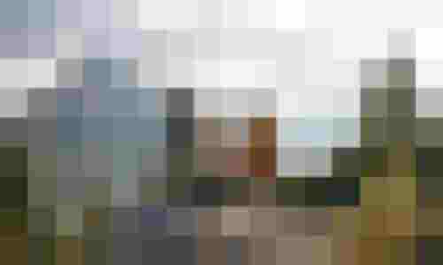 Zwei Wanderinnen mit Rucksäcken genießen Bergpanorama im Nationalpark Kalkalpen